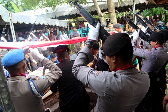 Polres Flotim Laksanakan Upacara Pemakaman Kedinasan Almarhum AKBP Drs. HENDRIKUS BARO SILI