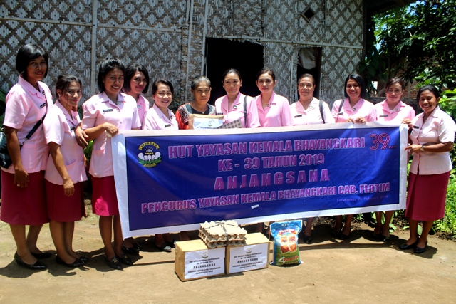 Dalam Rangka HUT Yayasan Kemala Bhayangkari ke 39, Bhayangakari Polres Flotim Berikan Santunan Kepada Warakawuri dan Orang Kurang Mampu