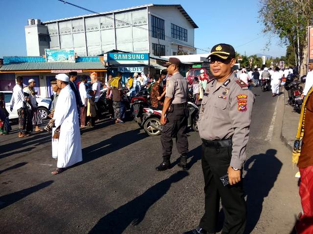 Personel Polres Flotim dan Jajaran Amankan Jalannya Sholat Idul Adha 1440 H