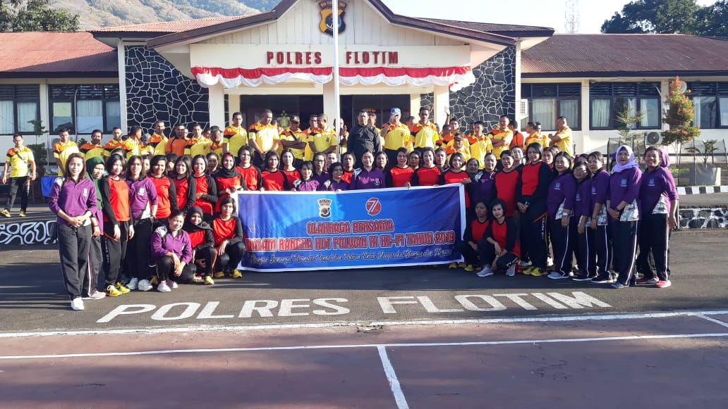 Olahraga Bersama Dalam Rangka Hari Ulang Tahun Polwan dan Hari Kesatuan Gerak Bhayangkari di Polres Flores Timur