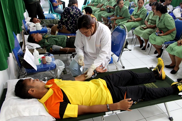 Wujud Sinergitas TNI – Polri, Anggota Polres Flotim Ikuti Donor Darah Dalam Rangka HUT TNI ke-74